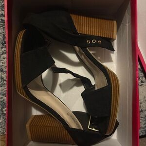 Shoe Dazzle Black and Tan Platform Heels